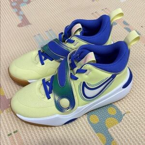 Nike Team Hustle D 11 SE in the 'Luminous Green Ultramarine' colorway.
